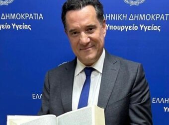 Ο Άδωνις Γεωργιάδης «απέδειξε» την ύπαρξη θεού: «Το DNA γεμίζει 70 τόμους, άρα κάποιος το έγραψε»