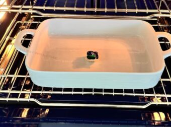 Το κόλπο της γιαγιάς για να καθαρίσετε τον φούρνο εύκολα χωρίς φασαρίες. Χρειάζεστε μόνο αυτά τα 3 συστατικά