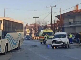 Μετωπική σύγκρουση βαν με λεωφορείο που μετέφερε μαθητές στο σχολείο