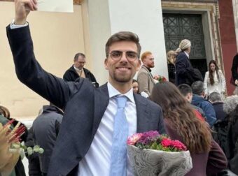 O Μάνος Γιαλιαδάκης αποφοίτησε με 9,8 από τη Νομική Αθηνών: Τον υψηλότερο βαθμό που έχει απονεμηθεί – Δούλευε τα καλοκαίρια ως ταξιτζής