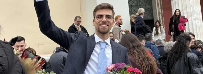 O Μάνος Γιαλιαδάκης αποφοίτησε με 9,8 από τη Νομική Αθηνών: Τον υψηλότερο βαθμό που έχει απονεμηθεί – Δούλευε τα καλοκαίρια ως ταξιτζής