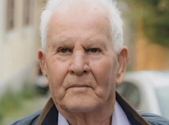 Η απίστευτη ιστορία του 76χρονου κύριου Λευτέρη – Παντρεύτηκε στα 16 και πλέον έχει 10 εγγόνια, 10 δισέγγονα και τρισέγγονο