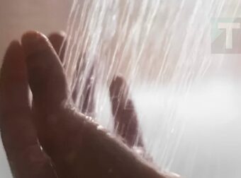 Ένα πρώιμο σημάδι της νόσου Αλτσχάιμερ μπορεί να γίνει αντιληπτό κατά τη διάρκεια ενός ντους: Tι πρέπει να προσέξετε;