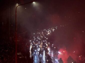 Θεσσαλονίκη: Η στιγμή της επίθεσης σε τηλεοπτικό συνεργείο την ώρα της πομπής με τις 7 σορούς των φιλάθλων του ΠΑΟΚ