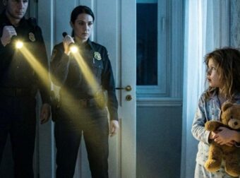 Μέσα στη νύχτα, ένα μικρό κορίτσι κάλεσε την αστυνομία επειδή οι γονείς της δεν ξυπνούσαν — και όσα βρήκαν οι αστυνομικοί στο σπίτι άφησαν τους πάντες άφωνους.