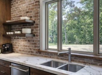 Γιατί ο νεροχύτης της κουζίνας βρίσκεται πάντα μπροστά σε παράθυρο