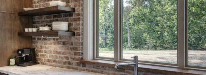 Γιατί ο νεροχύτης της κουζίνας βρίσκεται πάντα μπροστά σε παράθυρο