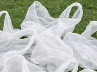 Σταματήστε να πετάτε τις πλαστικές σακούλες από τα ψώνια – 10 έξυπνα κóλπα για να τις χρησιμοποιήσετε μέσα στο σπίτι