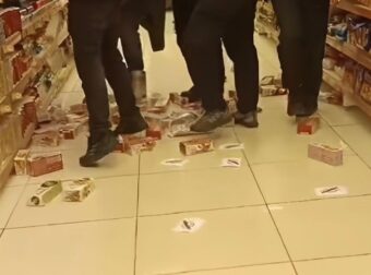 Νεαροί ποδοπάτησαν μπισκότα «Βιολάντα» σε σούπερ μάρκετ – Τρικάκια και συνθήματα