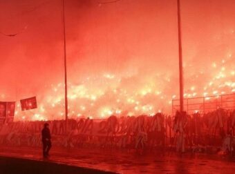 Ανατριχίλα: Στο 27:01 του ματς οι φίλοι του ΠΑΟΚ άναψαν πυρσούς σε ολόκληρη την Τούμπα για τα επτά αετόπουλα