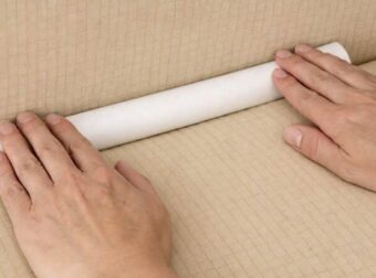 Πώς να βάλετε τα ριχτάρια στον καναπέ για να μην γλιστράνε