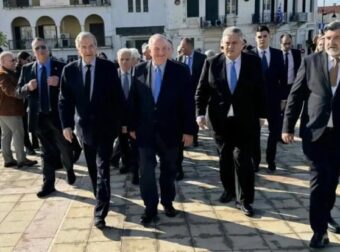 Καραμανλής: «Να ακούμε τους πιο έμπειρους, αντί να τους διαγράφουμε» – Κοινή εμφάνιση με Σαμαρά στην Καλαμάτα