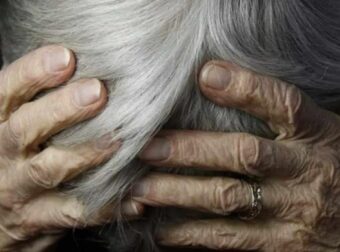 Βόλος: Έπιασε από τον λαιμό την μητέρα του, την πέταξε στο έδαφος και απειλούσε να την σκοτώσει