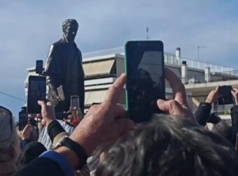 «Πλατεία Κυβερνήτη Ιωάννη Καποδίστρια»: Συγκίνηση και χειροκροτήματα στα αποκαλυπτήρια του ανδριάντα στην Αργυρούπολη