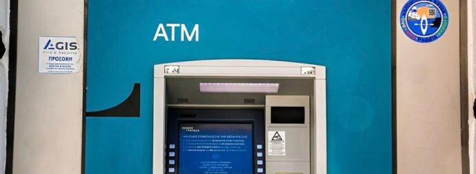 Νέος σάλος με την Εθνική Τράπεζα: Μετά τους τραπεζικούς λογαριασμούς, βάζει προμήθεια στις χρεωστικές κάρτες
