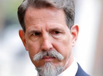 Θα σκεφτόσασταν να ψηφίσετε ένα κόμμα με υποψήφιο τον Παύλο Ντε Γκρες;