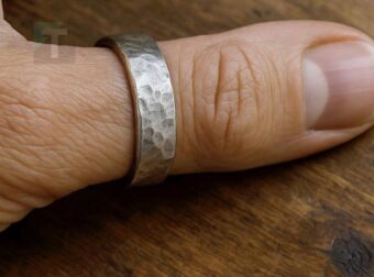 Δαχτυλίδια αντίχειρα: Ti συμβολίζει για τις γυναίκες και τι για τους άντρες – ένα κρυμμένο νόημα λίγοι γνωρίζουν