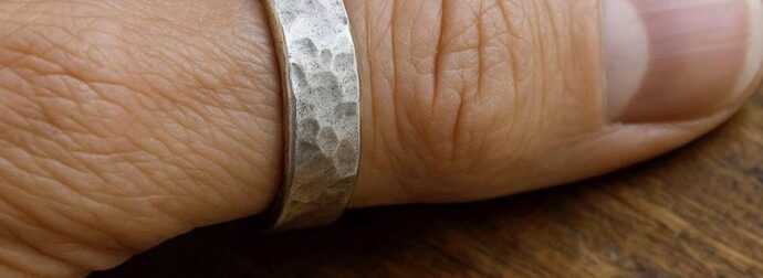 Δαχτυλίδια αντίχειρα: Ti συμβολίζει για τις γυναίκες και τι για τους άντρες – ένα κρυμμένο νόημα λίγοι γνωρίζουν