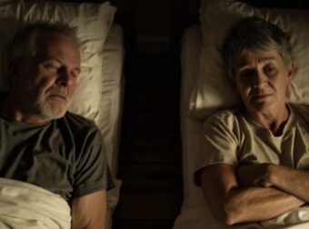 Γιατί πολλά ζευγάρια κοιμούνται χωριστά μετά τα 50;