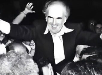 Ανδρέας Παπανδρέου: 107 χρόνια από τη γέννηση του – Το βίντεο του ΠΑΣΟΚ με σπάνιες φωτογραφίες του