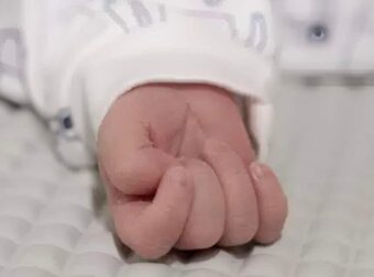 Νεκρό βρέφος από λιστερίωση – Μολύνθηκε από το γάλα που έπινε η μητέρα κατά την εγκυμοσύνη