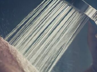 Μεγάλο όφελος για την καρδιά, όταν κάνετε αυτό στο μπάνιο: Σχεδόν 1 στους 3 γλιτώνει έτσι το έμφραγμα