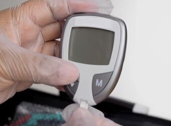 Τι ρίχνει άμεσα το ζάχαρο: Τι να φάτε το βράδυ – Πόσο να είναι το πρωί