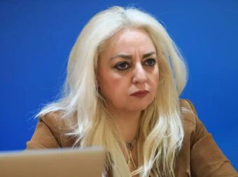 Παραιτήθηκε η Άννα Στρατινάκη από υποδιοικήτρια της Ανεξάρτητης Αρχής για την Αγορά λόγω της εμπλοκής του συζύγου της στην υπόθεση Παναγόπουλου