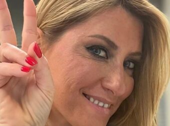 Η Σία Κοσιώνη επέστρεψε σπίτι: Τα πρώτα λόγια και η οικογενειακή φωτογραφία με τον Κώστα Μπακογιάννη και τον γιο τους