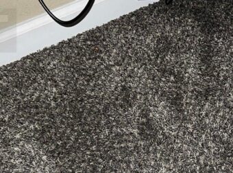 Μόνο όσοι έχουν όραση ελεύθερου σκοπευτή μπορούν να βρουν το δαχτυλίδι που χάθηκε στο χαλί