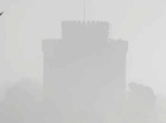 «Εξαφανίστηκε» η Θεσσαλονίκη: Η απίθανη εικόνα που αντίκρυσαν όσοι πήγαν νωρίς στην παραλία