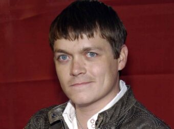 Πέθανε ο τραγουδιστής Μπραντ Άρνολντ σε ηλικία 47 χρονών