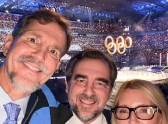 Χειμερινοί Ολυμπιακοί Αγώνες: Ο Παύλος Ντε Γκρες με γαλανόλευκη γραβάτα, η Μαρί Σαντάλ και ο Νικόλαος Ντε Γκρες στην τελετή έναρξης