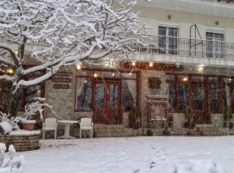 Μόλις 1 ώρα από την Αθήνα, πνιγμένο στα έλατα, βρίσκεται το θρυλικό Κολοκοτρωνίτσι