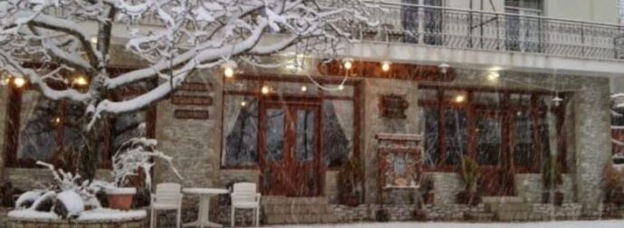 Μόλις 1 ώρα από την Αθήνα, πνιγμένο στα έλατα, βρίσκεται το θρυλικό Κολοκοτρωνίτσι