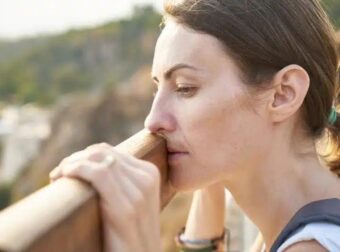 Εάν μια γυναίκα εμφανίζει αυτές τις 9 συμπεριφορές, είναι κρυφά δυστυχισμένη στη ζωή