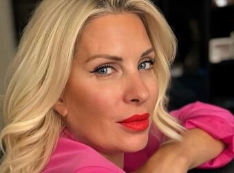 Ελένη Μενεγάκη: Η 11χρονη κόρη της, Μαρίνα Παντζοπούλου τη φωτογραφίζει στο πλοίο από Άνδρο