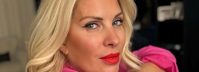 Ελένη Μενεγάκη: Η 11χρονη κόρη της, Μαρίνα Παντζοπούλου τη φωτογραφίζει στο πλοίο από Άνδρο