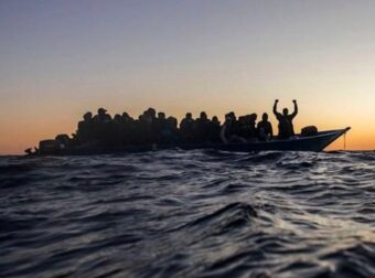 Γέμισε η θάλασσα πτώματα: Νέα τραγωδία με 53 νεκρούς, ανάμεσά τους δύο μωρά – Αναποδογύρισε το σκάφος που τους μετέφερε