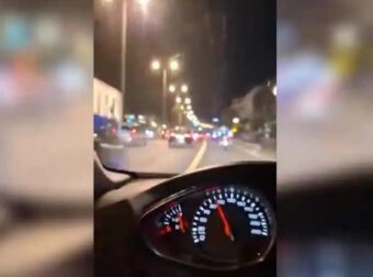 Καλλιθέα: Βίντεο μέσα από το περιπολικό που μεταφέρει στο νοσοκομείο το 2χρονου κορίτσι που έπεσε σε συντριβάνι