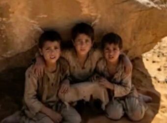 Το λευκό άλογο τα είδε όλα — την προδοσία ενός ισχυρού πατέρα