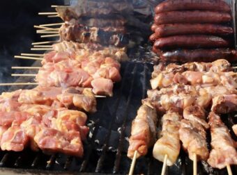 «Τα σχολεία δεν είναι ψησταριές» – «Μπλόκο» του Υπουργείου Παιδείας στο τσίκνισμα