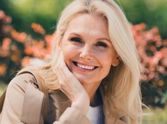 Όσο λιγότερα λέμε, τόσο καλύτερα αισθανόμαστε: Η επιστήμη επιβεβαιώνει ότι η σιωπή μας κάνει πιο ευτυχισμένους