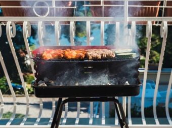 Ψησταριά στο μπαλκόνι – Τι λέει ο νόμος και τι κινδυνεύεις να πληρώσεις