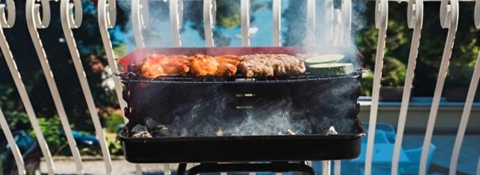 Ψησταριά στο μπαλκόνι – Τι λέει ο νόμος και τι κινδυνεύεις να πληρώσεις