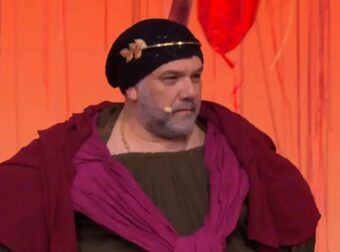 Γρηγόρης Αρναούτογλου: Εμφανίστηκε ντυμένος ως Πυθία στο Αλ Τσαντίρι Νιουζ