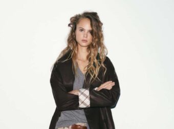 Αντίο μπέζ – Η μόνη καμπαρντίνα που χρειάζεσαι για την άνοιξη σε περιμένει στα Zara