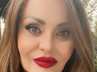 Παραμορφώθηκε από την πλαστικές, μοιάζει ψεύτικη: Την θυμάστε; 26 χρόνια μετά, δεν την αναγνωρίζει κανείς.