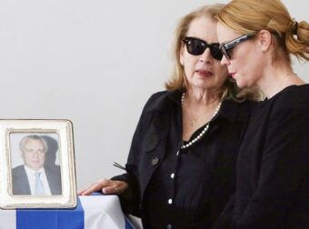 Συντετριμμένη η Λένα Παπαληγούρα στο πλευρό της μητέρας της στην κηδεία του πατέρα της – Το στεφάνι της «ράγισε» καρδιές