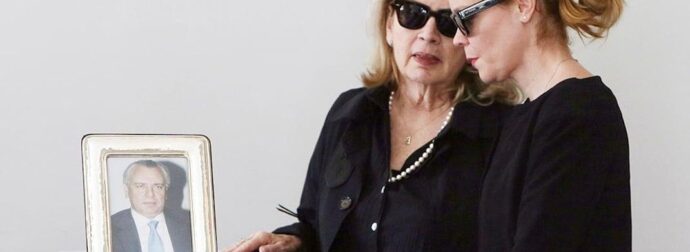 Συντετριμμένη η Λένα Παπαληγούρα στο πλευρό της μητέρας της στην κηδεία του πατέρα της – Το στεφάνι της «ράγισε» καρδιές